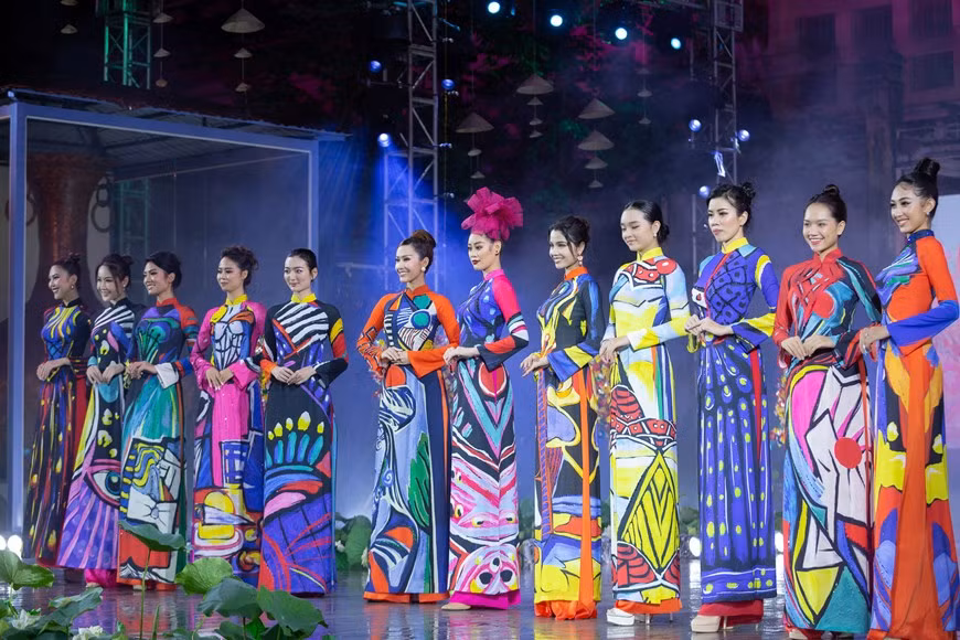 La Miss Universo de Vietnam 2019 Nguyen Tran Khanh Van apareció radiante en el escenario junto con las otras embajadoras. Las jovenes presenta la colección de ao dai de la diseñadora Lien Huong en el VII Festival de Ao Dai de Ciudad Ho Chi Minh, que se desarrolla del 11 de octubre al 30 de noviembre de 2020. Se espera que el evento se convierta en una marca prestigiosa del turismo local en la región y el mundo. El festival es uno de los productos principales del turismo cultural, que fueron identificados en la Estrategia de Desarrollo Turístico de Ciudad Ho Chi Minh hasta 2030. (Fuente: Vietnamplus) 
