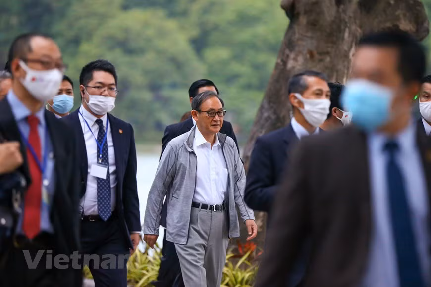 A las 6:00 (hora local) del 20 de octubre, numerosos ciudadanos de Hanoi se sorprendieron al ver al primer ministro japonés, Suga Yoshihide, haciendo ejercicio en el lago Hoan Kiem, en el Centro de la capital (Fuente: Vietnam+)