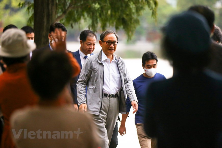 Mucha gente saludó al amable premier nipón, quien se encuentra en Vietnam en una visita oficial por invitación de su homólogo Nguyen Xuan Phuc. (Fuente: Vietnam+)