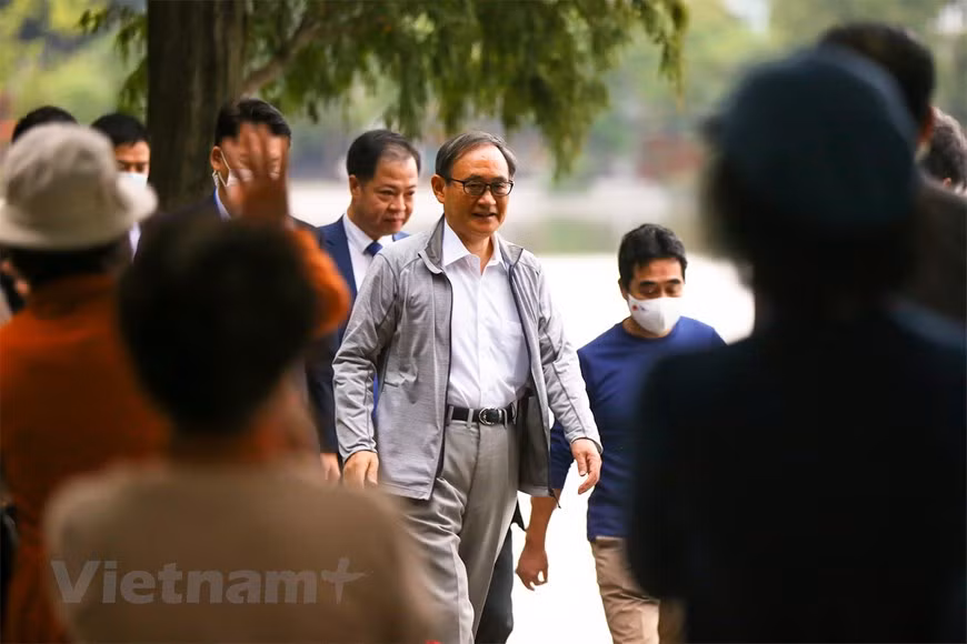 Mucha gente saludó al amable premier nipón, quien se encuentra en Vietnam en una visita oficial por invitación de su homólogo Nguyen Xuan Phuc. (Fuente: Vietnam+)