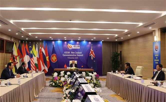 El primer ministro Nguyen Xuan Phuc y los representantes vietnamitas (Fuente:VNA)