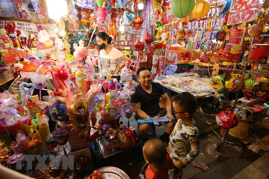 Una tienda de juguetes del Festival de Medio Otoño en la calle de Hang Ma atrae las miradas de los menores (Fuente:VNA)