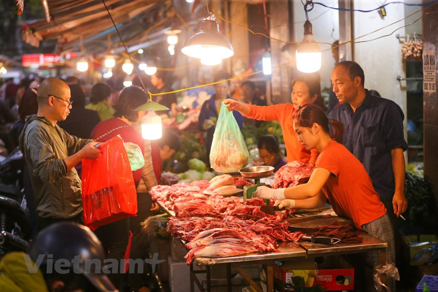 Los detalles forman parte de las artes culinarias de Ha Noi. El Tet coincide con la temporada invernal, por lo que los manjares deben tener elementos que ayuden a aumentar el calor y facilitar la digestión, entre otros efectos. En los tiempos antiguos, las chicas hanoyenses recibieron una educación integral del Confucionismo, desde el habla hasta los quehaceres familiares y especialmente, en las artes culinarias. Si fallas en la cocina, serás muy mal considerada por los demás, según esa filosofía oriental. Debido a que es el último día del año, el Mercado Hang Be se ve lleno de personas, quienes intentan crear un ambiente feliz para los miembros de su familia en el Tet, a través de la compra de platos típicos (Fuente:Vietnam+)
