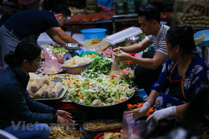  Los vietnamitas suelen decir “A disfrutar el Banquete del Tet”. Eso implica que pese a cualquier limitación económica, cada familia se esfuerza por disponer de tal convite. Es indispensable como una ofrenda a los ancestros y luego, para la reunión familiar en el primer día del Año Lunar.Según las tradiciones milenarias, el agasajo debe contar con diversos platos coloridos. El verde, del pastel de arroz glutinoso; el amarrillo, del jamón; y el rojizo, de la mortadela, simbolizan al universo en todas sus dimensiones. Esta combinación es toda una ciencia. Por lo tanto, a partir de las seis de la mañana del día 30 del Tet, el Mercado Hang Be está lleno de voces de vendedores y compradores, lo que ayuda a crear un ambiente especial y único que ninguna zona lo tiene (Fuente:Vietnam+)