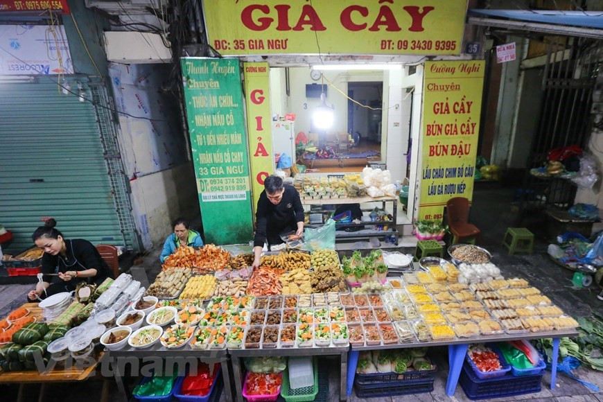El Mercado Hang Be es muy conocido desde hace tiempo con diversos alimentos procesados, incluidos pasteles de arroz, pollos hervidos y rollos de primavera. Las comidas o platos especiales todos se encuentran aquí tempranamente mientras en otros lugares todavía no tienen. A principios, el Mercado Hang Be se ubicó en una esquina en la homónima calle y durante su proceso de desarrollo, el mercado poco a poco se ha desarrollado y extendido a las otras calles de Gia Ngu y Trung Yen. A diferencia del mercado de Dong Xuan, que se construyó de manera superficial, durante su existencia, el mercado de Hang Be nunca se construyó de manera sólida, sino que solo consistió en tiendas de campaña rudimentarias. (Fuente:Vietnam+)