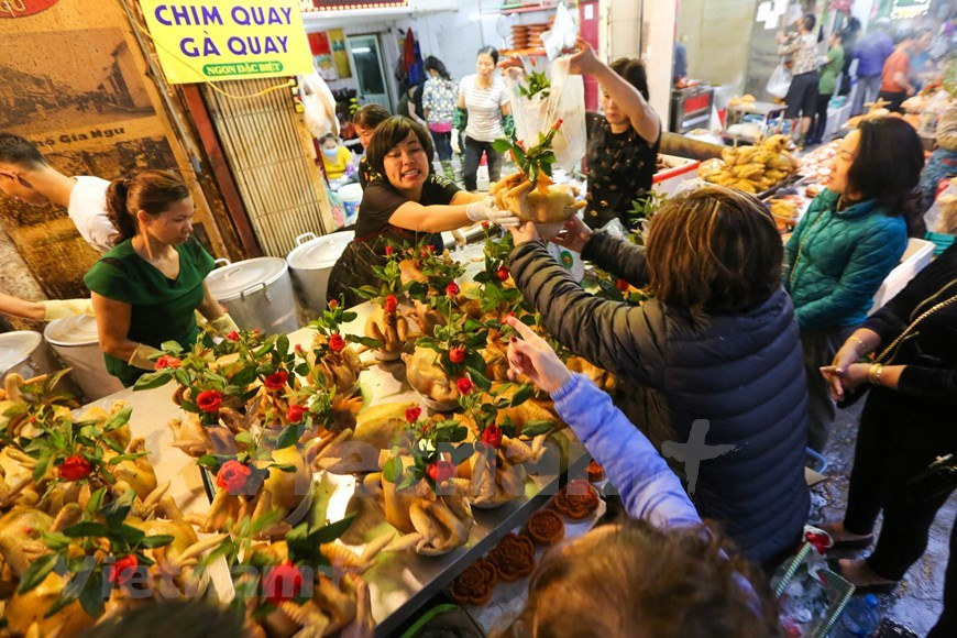  Los hanoyenses todavía están acostumbrados a llamar a esa zona con el nombre Mercado Hang Be. Para las mujeres que aman las tareas del hogar, este es un paraíso que les sirve numerosos productos para cocinar. El pollo hervido es uno de las comidas más importantes y más búsquedas en el Mercado Hang Be, pues para la bandera del Tet es obligado tener un pollo hervido en esa bandera. Los trabajadores de las bases de venta de pollo hervido en el Mercado Hang Be trabajan incansablemente en la mañana del día 30 del Tet (Nuevo Año Lunar) cuando llegan numerosos clientes para buscar esa comida (Fuente:Vietnam+)