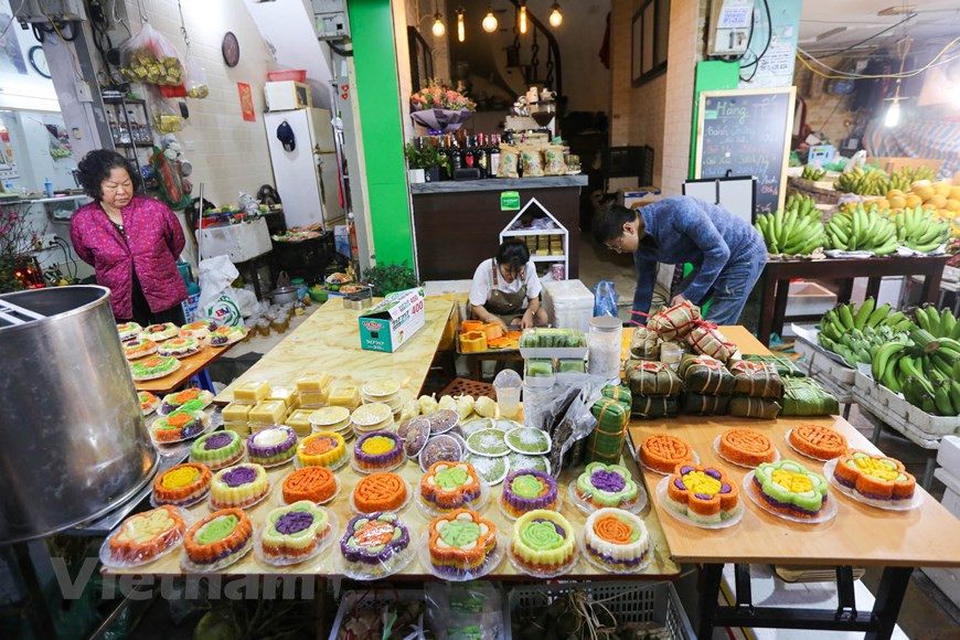 En el Mercado Hang Be, aunque es un poco pequeño, se pueden encontrar todos los platos típicos para la bandeja del Tet o Banquete del Tet, incluyendo los platos típicos que facilitan la digestión. La bandeja del Tet es especial. A simple vista, pueden apreciar la intención de los ancestros de incluir platos que facilitan la digestión. La Mortadela, el Rollo primaveral, la Pata de cerdo y la Bola de carne son cuatro elementos indispensables. Y en dependencia de la situación familiar, se puede eludir algún plato, siempre bajo la condición de que la oferta sea suficiente y bien vista. Las salsas deben responder a cada plato. Por ejemplo, la sal con limón se utiliza para el pollo cocinado; y la salsa de pescado, para la Mortadela. (Fuente:Vietnam+)