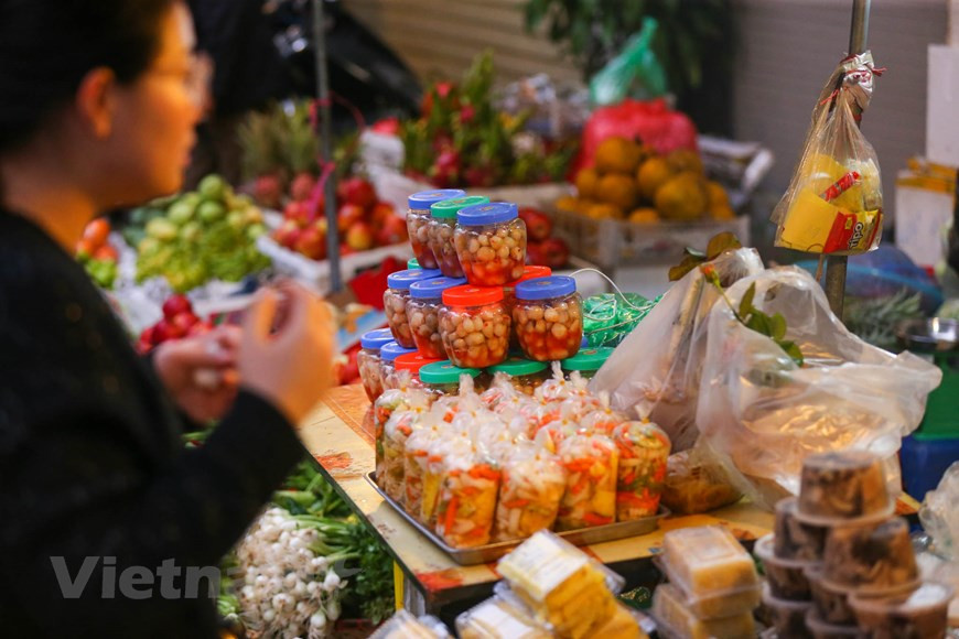  En el norte, especialmente en Hanoi, la bandeja se adorna con pomelos, duraznos, quinotos, plátanos y caquis, mientras que en las zonas del sur, con pares de sandías, cocos, papayas, chirimoyas, mangos, y los higos. Las mejoras en las condiciones de vida en los últimos años han dado lugar a una mayor sofisticación en la elección de las frutas para el altar de la fiesta del Tet. Por eso, todo el mundo considera que el Mercado Hang Be, en las calles capitalinas de Hang Be, Gia Ngu y Trung Yen como un lugar confiable para la compra de los platos o comidas, donde se puede encontrar la esencia gastronómica de Hanoi. (Fuente:Vietnam+)