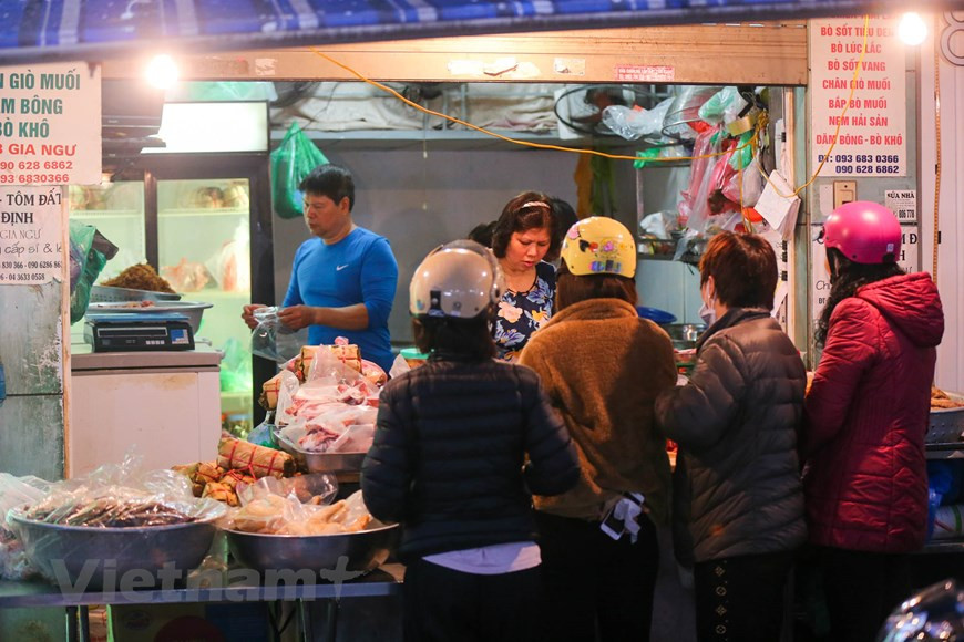 Pero lo que atrae a la atención especial de los pobladores capitalinos es el alimento preparado en el Mercado Hang Be, en especial el banh chung, que es un pastel cuadrado de arroz glutinoso, cerdo y guisantes envueltos en hojas de banano y otras plantas, el cual, debido a su consistencia grasa se sirve a menudo con cebollas marinadas, lo que facilita su digestión, porque bueno es disfrutar, pero mejor aún cuidarse el estómago. Además de Banh Chung, otros platos tradicionales son pescado cocido con galanga, un condimento típico de la familia del jengibre, lo que lo hace afrodisíaco, carne de cerdo magra, pollo y gelatina de carne. (Fuente:Vietnam+)