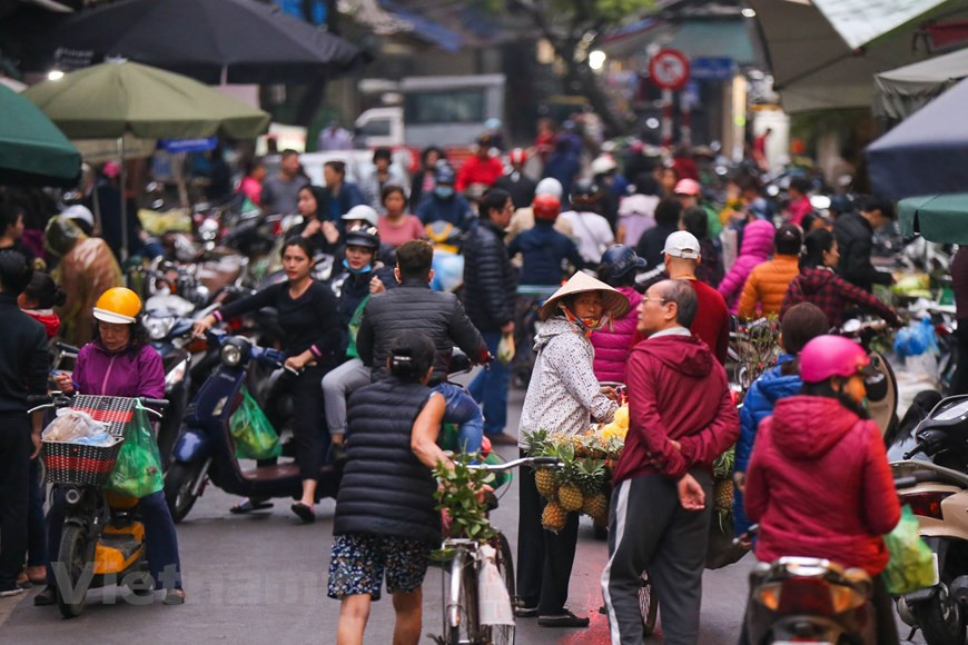 Tet Nguyen Dan, más conocido como el Tet (Nuevo Año Lunar), es la fiesta más importante y popular en Vietnam. Es una ocasión especial para relajarse y pensar en los logros del año pasado y el plan para el Año Nuevo, así como una buena oportunidad para unirse todos los miembros de la familia. Por lo que es muy importante para irse al Mercado Hang Be, donde se pueden encontrar todas las comidas necesarias para la bandera del Tet, incluidas la mortadela, el rollo primaveral, la plata del cerdo y la bola de carne, una de las banderas tradicionales importantes de Vietnam, la cual ayuda a crear un buen ambiente familiar. (Fuente:Vietnam+)