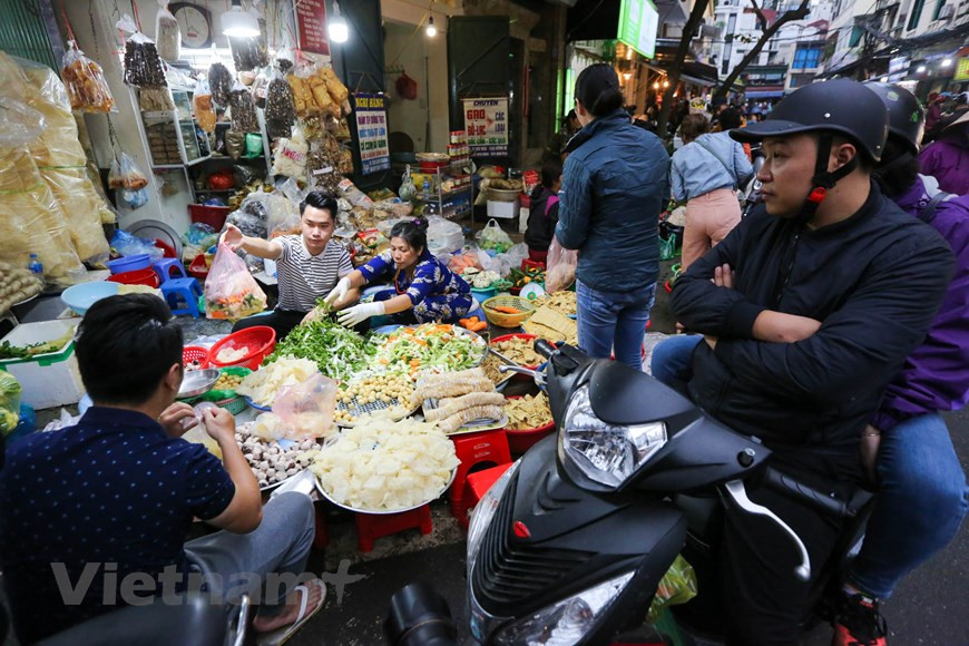 Incluso las comidas especiales como ave asada y el estofado de ave se pueden encontrar aquí también, sin contar con la salsa de pescado y el Xoi gac, un plato de arroz glutinoso cuyo color rojo simboliza la felicidad. Junto con el Banh Chung (pastel cuadrado de arroz que contiene frijol verde y carne de cerdo), el Nem (croquetas) y el Pollo hervido, el Xoi Gac es una especialidad imprescindible en el Tet. Como su nombre indica, el plato está hecho principalmente de ese tipo de arroz y un tipo de fruta tropical que le da el color rojo: el Gac, cuyo nombre científico es momórdica cochinchinensis. (Fuente:Vietnam+)