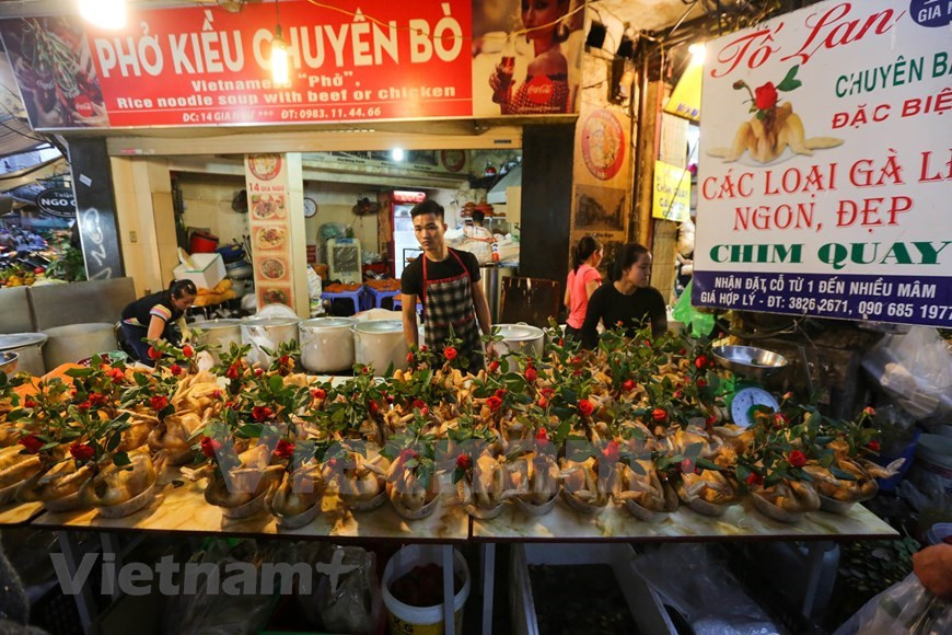 Mercado Hang Be es un mercado famoso que atrae a la gente del casco antiguo de Hanoi durante generaciones por su diversidad de alimentos y comidas procesadas. Las comidas y las bebidas aquí están llenas de cosas buenas que son difíciles de encontrar incluso en el mercado Dong Xuan o en el cercano mercado Hom. Mercado Hang Be fue abandonado oficialmente en 2010. Ahora, solo existe varias casas en la calle que abren tiendas para platos tradicionales, salsa salada y comida procesada. Varias filas de frutas y flores frescas cuidadosamente seleccionadas. Hay mucha competencia por lo que el precio ya no es más caro que en otros mercados. (Fuente:Vietnam+)