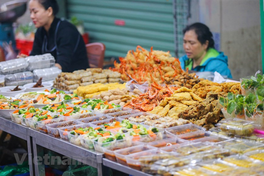 Con las personas ocupadas o con muchos trabajos, solamente dar una vuelta en el Mercado Hang Be pueden tener una bandeja de cinco frutas para el día 30 del Tet (Nuevo Año Lunar). El "Mam Ngu Qua" (bandeja de cinco frutas) en el altar ancestral durante esa fiesta tradicional simboliza la admiración y el agradecimiento de los vietnamitas hacia el Cielo y la Tierra y sus antepasados, y demuestra su aspiración a la prosperidad. Durante mucho tiempo, junto con tablones horizontales de laca grabados con caracteres chinos, frases paralelas escritas en papel carmesí, y árboles de durazno, la bandeja de frutas para el Tet ha trascendido su valor material para convertirse en un símbolo espiritual, un producto nacional original en la vida espiritual de los vietnamitas. (Fuente:Vietnam+)