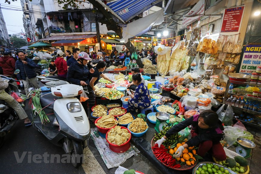El Mercado Hang Be cuenta con cientos metros de longitud, recorriendo las calles de Gia Ngu, Hang Be y Trung Yen en el casco antiguo de Hanoi. En los días cercanos del Tet (Nuevo Año Lunar), el Mercado Hang Be está más concurrido, debido a la creciente demanda de compra para el Tet, una de las mayores fiestas nacionales de Vietnam. Las personas solo necesitan dar una vuelta para comprar todas las comidas necesarias en los días festivos del Tet como pollo hervido, rollos de primavera y sopa, entre otros, los cuales disponen de precios cuadrados y razonables y de alta calidad (Fuente:Vietnam+)