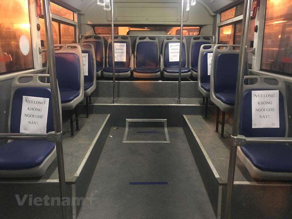 Al reanudar las actividades, el Centro de Administración del Transporte Público de Hanoi recomendó a los pasajeros a bordo de los autobuses sentarse en su posición para garantizar la distancia segura y limitar las conversaciones. Los pasajeros antes de subir al autobús deben alinear y mantener una distancia de un metro en las paradas de autobús o estaciones de tránsito. En los asientos con la marca de la letra X o con la frase “Por favor no sentarse aquí” en cada autobús, los pasajeros necesitan cumplir las regulaciones y no pueden cometer error. En el caso de un grupo familiar, se pueden sentarse junto todo el mundo. (Fuente: Vietnam+) 