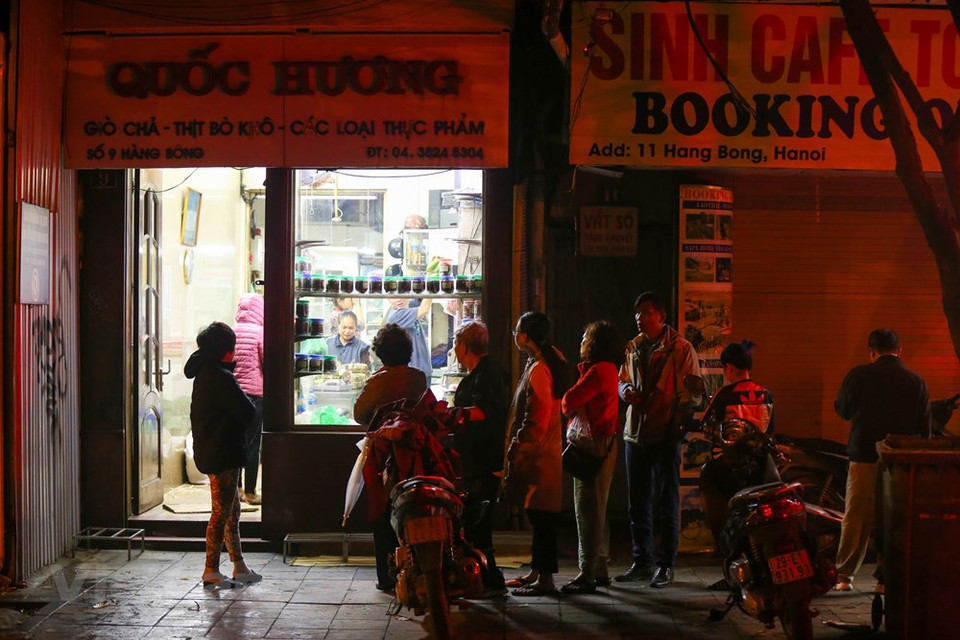 Al ser durante muchas generaciones una de los comercios famosos de Gio Cha y Banh Chung en Hanoi, la tienda de Quoc Huong en Hang Bong del distrito de Hoan Kiem siempre está llena de clientes cada vez que se celebra el Año Nuevo Lunar (Tet). La mayoría de clientes que llegan a esta tienda es para Banh Chung. El Banh Chung es un tipo de pastel elaborado con arroz glutinoso cubierto por hojas verdes, forma parte esencial de la celebración del Tet (Año Nuevo Lunar), la fiesta tradicional más importante de Vietnam. Banh Chung es el símbolo de gratitud de los vietnamitas a sus ancestros, así como como los dioses de la tierra y del sol. (Fuente: Minh Son / Vietnam +)