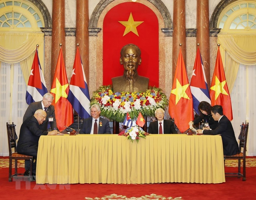 Durante su visita oficial a Vietnam, el 9 de noviembre de 2018, el presidente de los Consejos de Estado y de Ministros de Cuba, Miguel Díaz-Canel, y el secretario general del Partido Comunista y presidente de Vietnam, Nguyen Phu Trong, presenciaron la ceremonia de firma de documentos de cooperación entre los dos países. (Fuente: VNA)