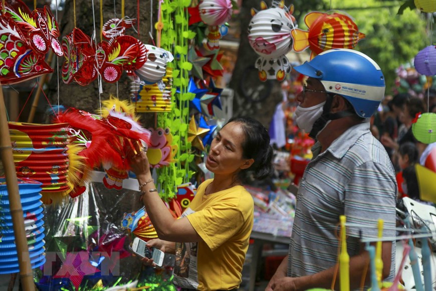 Los visitantes se interesan en los productos seguros y elaborados de manera artesanal (Fuente:VNA)