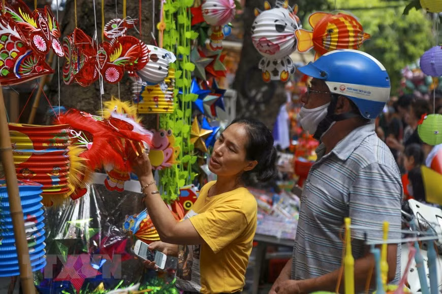 Los visitantes se interesan en los productos seguros y elaborados de manera artesanal (Fuente:VNA)