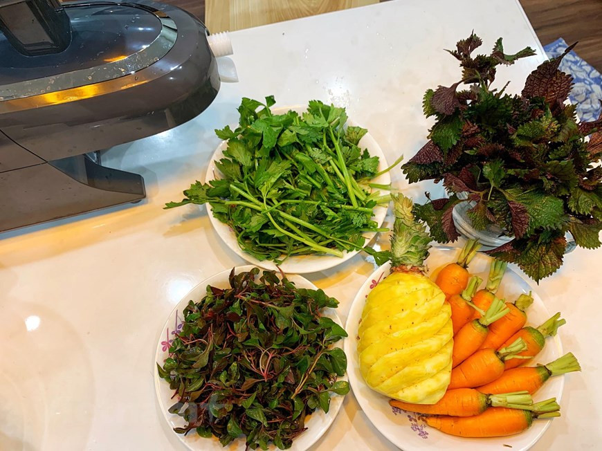 A partir de este material se puede producir 1,5-2 litros de jugo. El jugo de zanahoria es una bebida deliciosa y nutritiva rica en betacaroteno, vitamina A, B, C, D, E, K y minerales como el calcio, fósforo y potasio. La zanahoria es excelente para la piel, el cabello, las uñas y también para el hígado, por eso prepararla en jugos en casa es perfecto para darle al cuerpo un aumento de energía. Ya sea que vayas a usar una licuadora, un procesador de alimentos o incluso un moderno extractor de jugos, te guiará en la preparación de tu propio jugo de zanahoria. (Foto: Mai Mai / Vietnam +)