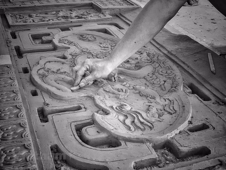 Desde los años 80 del siglo pasado, muchos científicos han excavado y descubierto rastros de los antiguos hornos de cerámica en el área de Dau, en la provincia norvietnamita de Bac Ninh. Los productos cerámicos de Luy Lau (también conocidos como cerámica Dau) encontrados en las excavaciones en Nguyet Duc, Thanh Khuong, Bai Dinh, Bai Noi y Ha Man muestran las características sobresalientes, sobre todo el color verde olivo. Con la cerámica de Luy Lau hecha completamente a mano, no solo es necesario conocer sobre pintura, escultura, cultura e historia, sino que en cada línea debe sentirse la mente y el alma del artista. (Fuente: Vietnam+)
