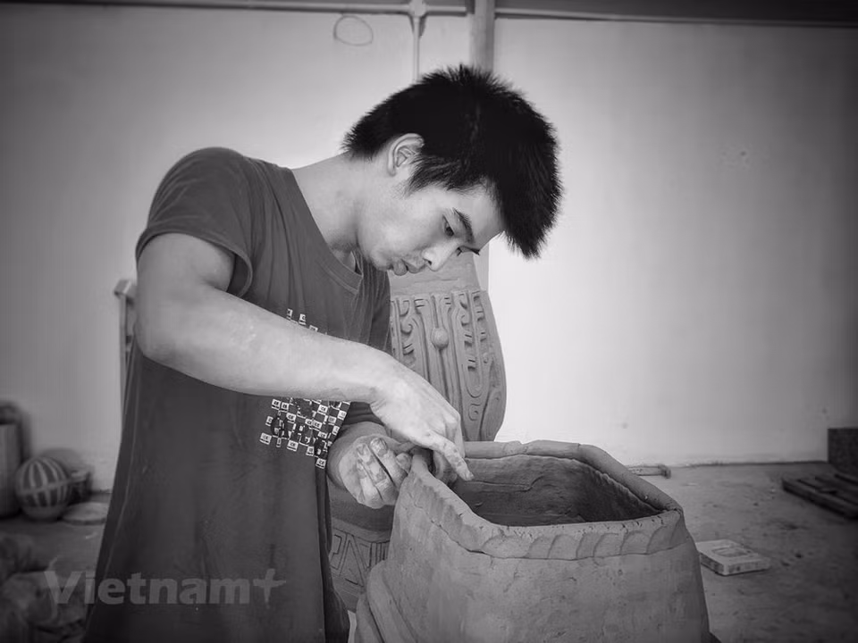 Nguyen Van Thanh, un joven de 19 años de edad, quien ha empezado a aprender cómo se hace la alfarería hace unos meses, dijo que este trabajo es muy difícil para todo el mundo, porque se trata de un tipo de cerámica antigua y se necesita aplicar buenas técnicas. Los productos han demostrado que en el pasado los artesanos tenían un alto nivel de destreza. Aunque el tamaño de los productos cerámicos que se fabrican hoy día es mucho mayor que antes, la estructura sigue respetando la ley básica, lo que asegura los elementos físicos, químicos, de color y esmalte, tipo de arcilla, temperatura y valor cultural. (Fuente: Vietnam+)