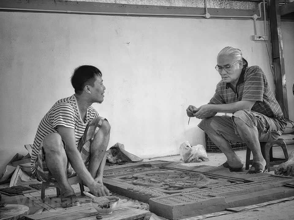 El artesano Nguyen Dang Vong es un hijo de la aldea de Man Xa - aldea de cerámica, tierra cultural creada hace dos mil años- que tiene gran deseo de revivir la quintaesencia de la alfarería popular de Luy Lau. Por esa razón, se mantuvo 30 años trabajando en esta profesión y aprendiendo las técnicas en las aldeas de oficio de cerámica, así como invirtió dos décadas para comprender como se hace la cerámica antigua Luy Lau. El artesano Nguyen Dang Vong también vendió su casa para poder seguir con ese trabajo y por fin ha logrado revivir el color verde oliva de la cerámica antigua. (Fuente: Vietnam+)