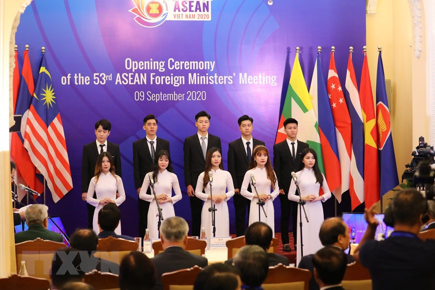 Se entornan las notas del himno de la ASEAN en la ceremonia de apertura (Fuente: VNA)