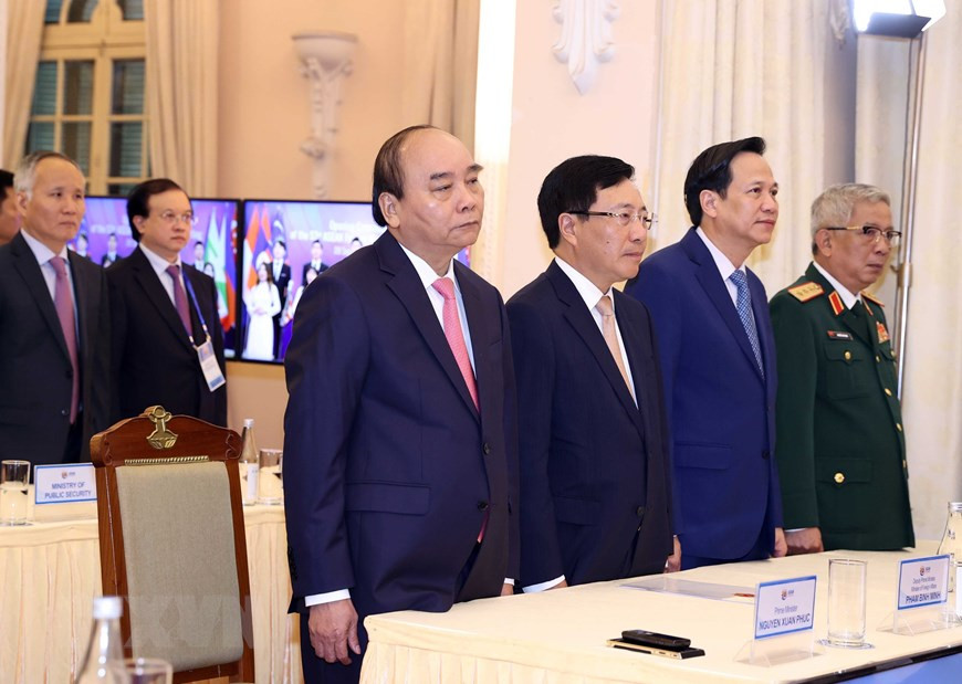El primer ministro de Vietnam y presidente de la ASEAN 2020, Nguyen Xuan Phuc, y los delegados cantan el himno de la ASEAN. (Fuente: VNA)