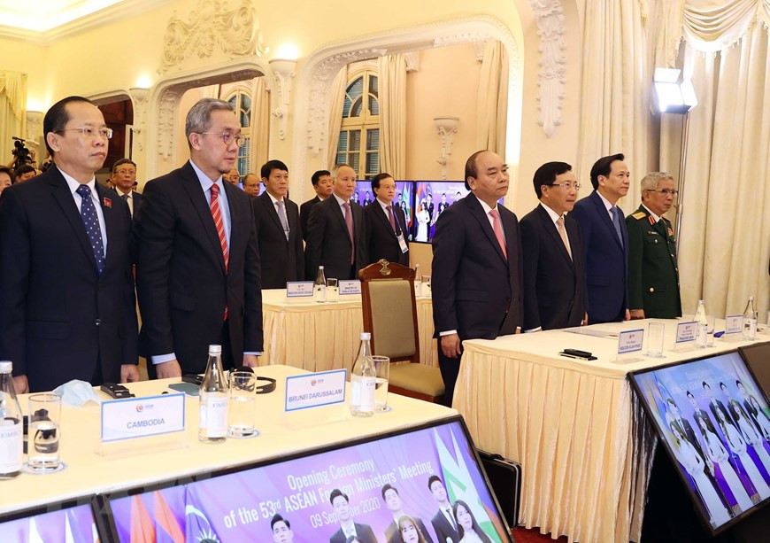 El primer ministro de Vietnam y presidente de la ASEAN 2020, Nguyen Xuan Phuc, y los delegados cantan el himno de la ASEAN. (Fuente: VNA)
