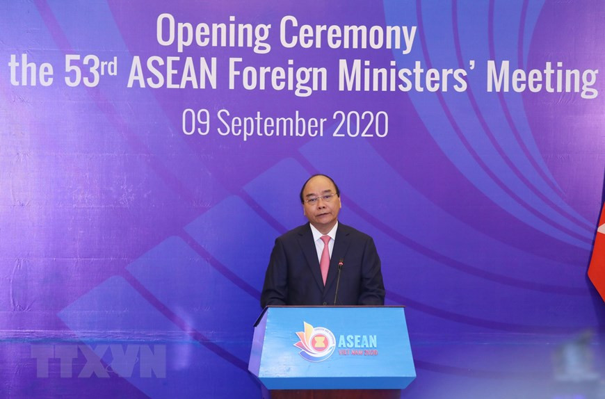 El primer ministro de Vietnam y presidente de la ASEAN 2020, Nguyen Xuan Phuc, interviene en la cita. (Fuente: VNA)