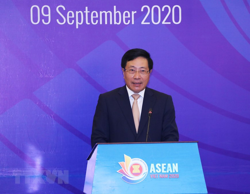 El vicepremier y canciller de Vietnam, y presidente del Comité Nacional de la ASEAN 2020, Pham Binh Minh, preside la 53 Reunión de Ministros de Relaciones Exteriores de la ASEAN. (Fuente: VNA)