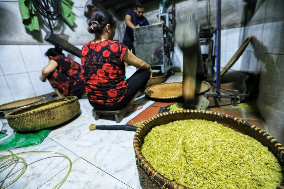 El oficio de hacer Com es extremadamente difícil, pues requiere gran paciencia y meticulosidad. Para producir buenos lotes de Com, la gente debe ser cuidadosa en todas las etapas, desde elegir el arroz, separar la cáscara y tamizarlas hasta envolver el arroz terminado. (Fuente: VNA)