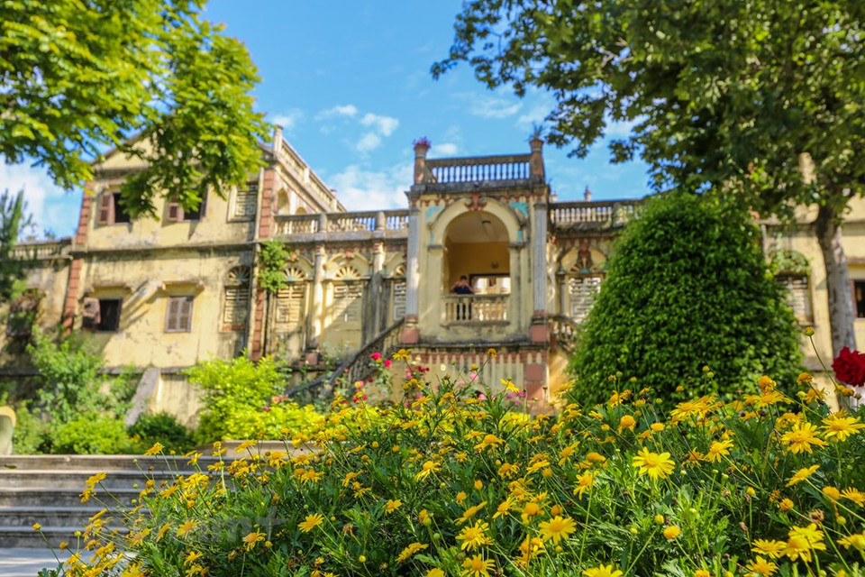 El proceso de preparación y construcción de este proyecto se llevó a cabo meticulosamente. Primero, debido a que Yen Tchao invitó a un buen geógrafo de China con el fin de encontrar la mejor tierra y ubicación en la región para construir la mansión. La obra se levantó en una amplia colina frente al sureste y un arroyo. Los materiales para la construcción de la antingua mansión Hoang A Tuong, como ladrillos y azulejos, fueron producidos directamente por los mejores artesanos de la región y de China, mientras que el hierro, el acero y el cemento se transportaron desde las llanuras. (Fuente:Vietnam+)