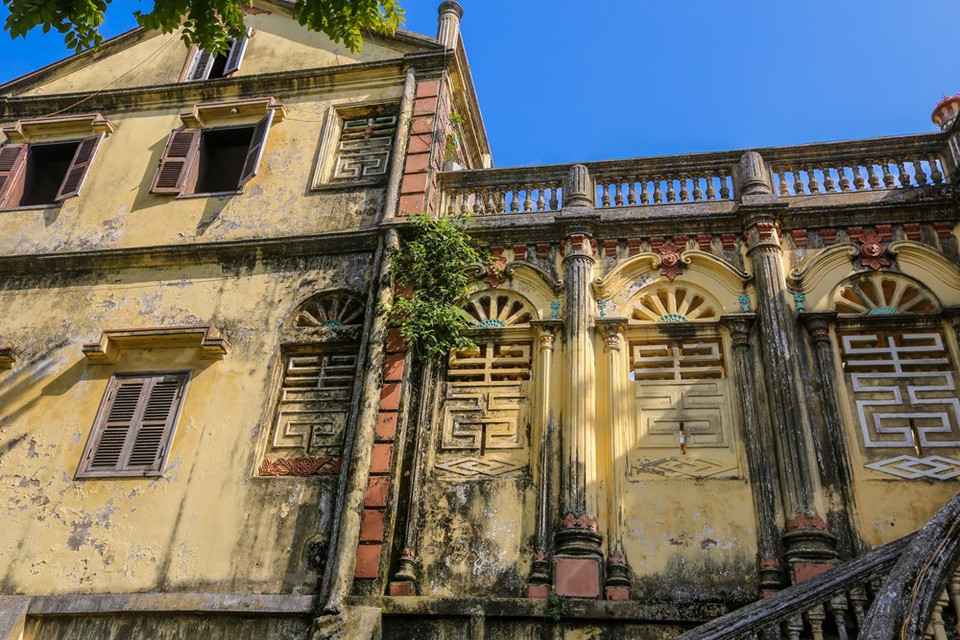 El antiguo palacio Hoang A Tuong fue testigo de la historia, que marca una parte de la vida de los pobladores de la meseta blanca de Bac Ha en la primera mitad del siglo XX.Específicamente, durante su etapa de gobierno 1905-1950, bajo la protección de los colonialistas franceses, Yen Tchao ocupó muchas tierras fértiles y robó cerca de 30 hectáreas de campos a los habitantes locales y luego las entregó a los arrendatarios para cuidar y cosechar una producción anual de 42 toneladas de arroz y 14 toneladas de maíz. Además, Yen Tchao también poseía los derechos de explotar los productos forestales, el monopolio del comercio de la sal, los bienes de consumo, opio y alimentos. (Fuente:Vietnam+)