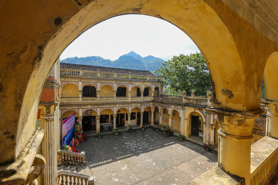 Las imágenes dentro de la antigua mansión Hoang A Tuong, uno de los destinos atractivos en las tierras altas de Bac Ha en la provincia norteña de Lao Cai. Esta obra, construida en la etapa 1914-1921, es una residencia y lugar de trabajo para Yen Tchao y A Tuong del grupo étnico Tay en las zonas fronterizas en el período anterior a 1945. Los Tay tienen la costumbre de nombrar sus casas según el nombre de su hijo y por lo tanto, este edificio, con una superficie total de 10 mil metros cuadrado, se conoce como la antiguo mansión Hoang A Tuong.(Fuente: Vietnam+) 