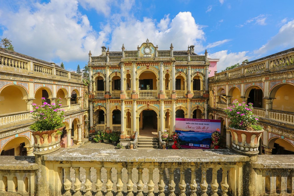 La casa principal de la antigua mansión Hoang A Tuong, uno de los destinos atractivos en las tierras altas de Bac Ha en la provincia norteña de Lao Cai. Con sus valores únicos, el Ministerio de Cultura, Deportes y Turismo de Vietnam decidió reconocer el 11 de junio de 1999 al antiguo palacio de Hoang A Tuong como vestigio nacional. En aras de atraer turistas a este lugar único, las entidades competentes del distrito de Bac Ha en particular y de la provincia de Lao Cai en general organizan a menudo muchos eventos culturales y artísticos, incluidos exposiciones fotográficas y concursos históricos en el espacio de la mencionada villa. (Fuente: Vietnam+)