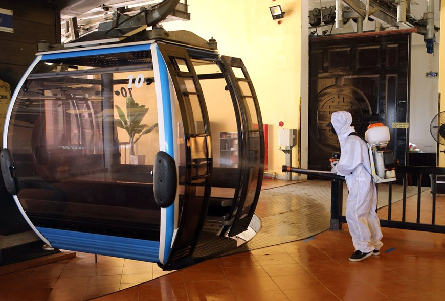 Se desinfectan los teleféricos antes de atender a los clientes en la zona turística de Ba Na Hills (Foto: VNA)