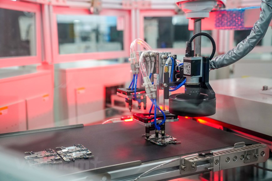 Pininfarina es una de las empresas líderes a nivel mundial en el campo del diseño industrial y arquitectónico, que ha creado muchos productos industriales y tecnológicos conocidos. Con más de 600 proyectos implementados, la compañía logró una serie de prestigiosos premios. El consejero delegado adjunto de VinSmart, Tran Minh Trung, informó que Pininfarina también participó en el diseño de los coches VinFast Lux SUV y VinFast Lux Sedan, lo que contribuyó a la reputación de VinFast, así como Vingroup en el Salón del Automóvil de París 2018. Con anterioridad, VinSmart firmó acuerdos de cooperación con otras grandes empresas del mundo como Qualcomm y Google para introducir tecnologías avanzadas y experiencias óptimas en sus productos. (Fuente:Vietnamplus)