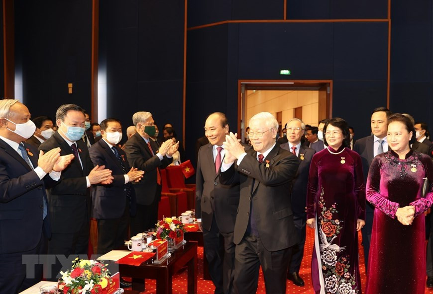 El secretario general del Partido Comunista y presidente de Vietnam, Nguyen Phu Trong; el primer ministro, Nguyen Xuan Phuc; y la presidenta de la Asamblea Nacional, Nguyen Thi Kim Ngan, llegan al evento. (Fuente: VNA)