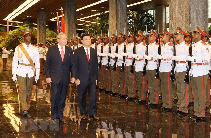 El presidente de los Consejos de Estado y de Ministros de Cuba, Raúl Castro, presidió la ceremonia de bienvenida al presidente vietnamita, Truong Tan Sang, durante su visita oficial y amistosa a la nación caribeña, el 29 de septiembre de 2015, en el Palacio de la Revolución en La Habana. (Fuente: VNA)