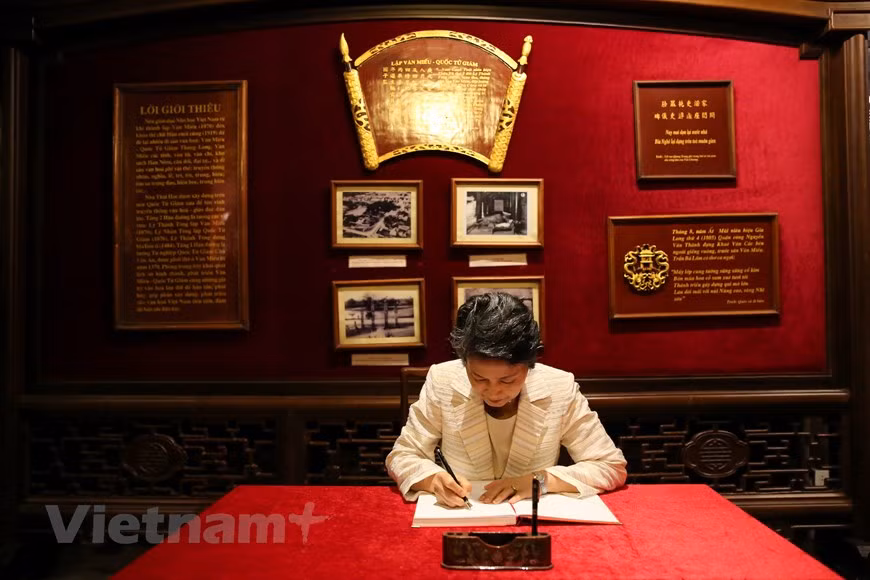 Durante su visita aquí, Suga Yoshihide expresa su impresión ante el diseño de Van Mieu-Quoc Tu Giam, además de recordar las relaciones bilaterales. Japón y Vietnam establecieron relaciones diplomáticas el 21 de septiembre de 1973 y elevaron sus nexos al rango de asociación estratégica amplia y profunda para la paz y prosperidad de Asia en 2014. Japón es actualmente el cuarto socio comercial de Vietnam, con un valor de intercambio de 40 mil millones de dólares, y el segundo mayor inversor, con unos 60 mil millones de dólares en cuatro mil 600 proyectos. Tokio también constituye el mayor proveedor de ayuda oficial para el desarrollo del país indochino. (Fuente: Vietnamplus)