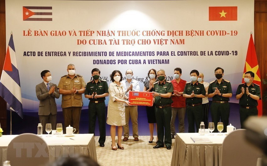 El 5 de agosto de 2020, en Hanoi, el coronel general Nguyen Chi Vinh, viceministro de Defensa de Vietnam, recibió medicamentos donados por Cuba para prevenir y controlar la epidemia de COVID-19. (Fuente: VNA)