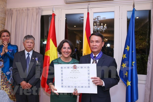 La embajadora de España en Vietnam, Pilar Méndez Jiménez, presenta la distinción a Nguyen Duc Loi. (Fuente: VNA)