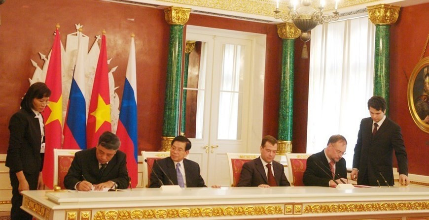 En 2008, el ex subdirector general de la VNA, Tran Mai Huong, y el primer subdirector general de la agencia rusa de noticias ITAR TASS, Mykhail Kalmykov, firmaron un acuerdo de cooperación ante la presencia del aquél entonces presidente de Vietnam, Nguyen Minh Triet, y su homólogo de Rusia, Dmitry Medvedev (Foto: VNA)