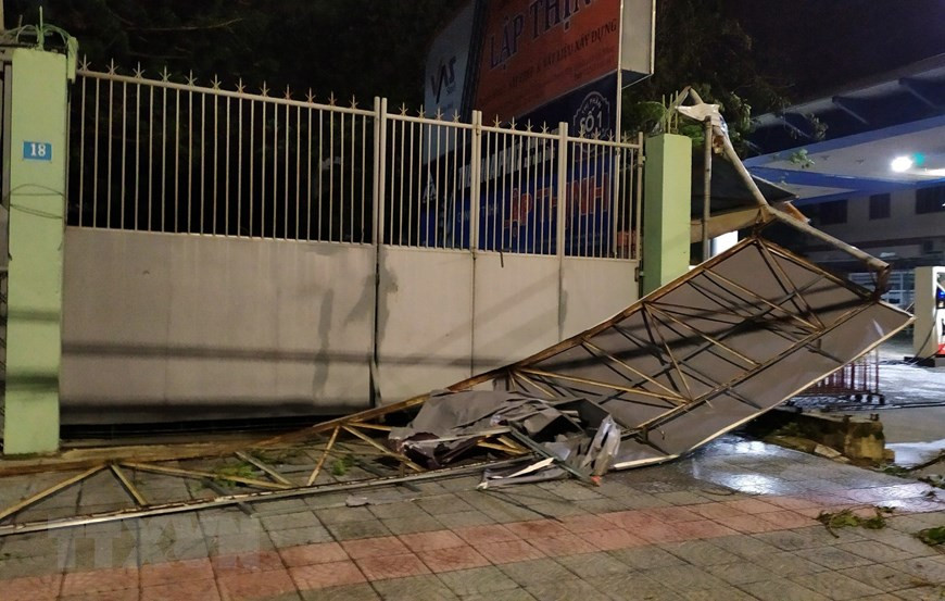 Vallas publicitarias son dañadas por fuertes vientos causados por el tifón Molave en Da Nang (Fuente: VNA)