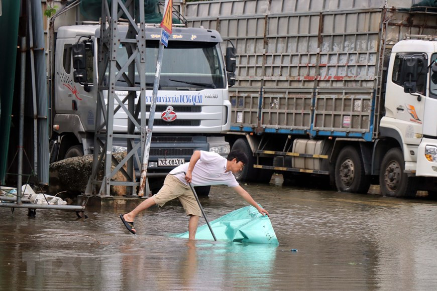 La gente limpia las calles después de que pasó la tormenta en la provincia de Quang Ngai. (Fuente: VNA)
