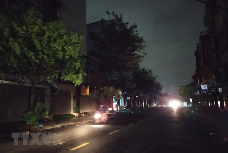 A las 18:30 del 28 de octubre, muchas áreas residenciales de la ciudad de Da Nang aún no tenían electricidad. (Fuente: VNA)
