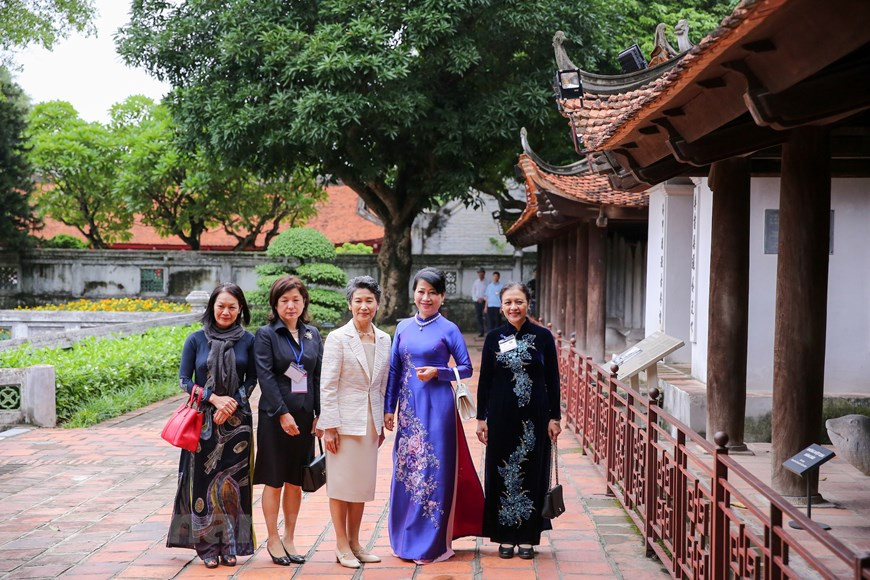 A derecha e izquierda de la laguna, se sitúan los patrimonios más valiosos de Van Mieu: 82 lápidas con descripciones de la vida y obra de quienes alcanzaron el título de doctor. Cada sección cuenta con 41 losas, divididas en dos filas, que cargadas por tortugas simbolizan la paciencia, longevidad y estabilidad. Las losas, semejantes en cuanto a forma pero con tamaño y diseño diferentes, son a la vez obra literaria y caligráfica con valores muy particulares. Por su valor histórico y cultural, la UNESCO reconoció las lápidas de Van Mieu como Patrimonio Documental de Asia-Pacífico, en marzo de 2010, y de la Humanidad, en mayo de 2011. (Fuente: Vietnamplus)
