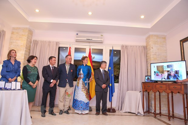 Los honrados en el acto (Fuente: VNA)